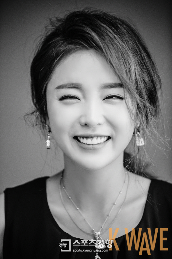 가수 홍진영 화보. 사진 케이웨이브