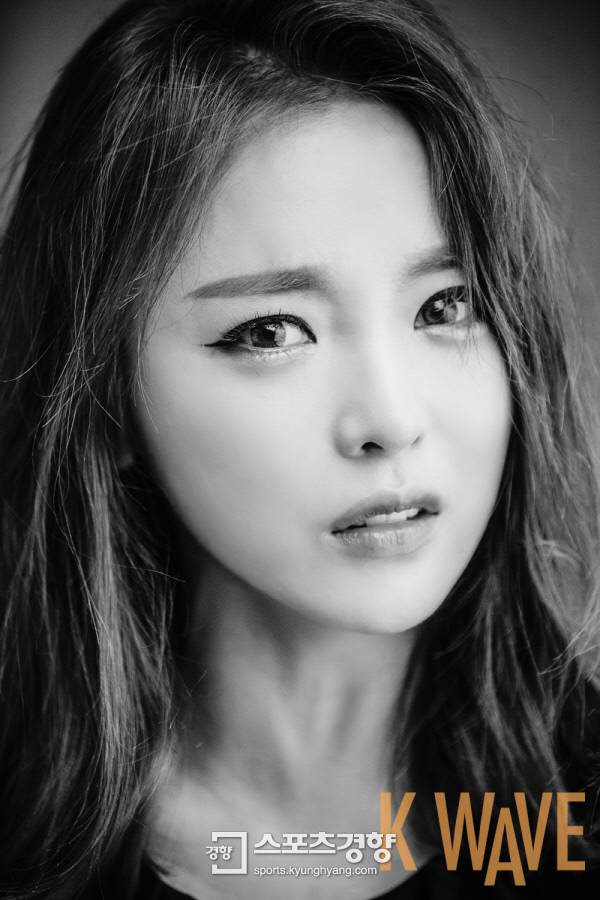 가수 홍진영 화보. 사진 케이웨이브