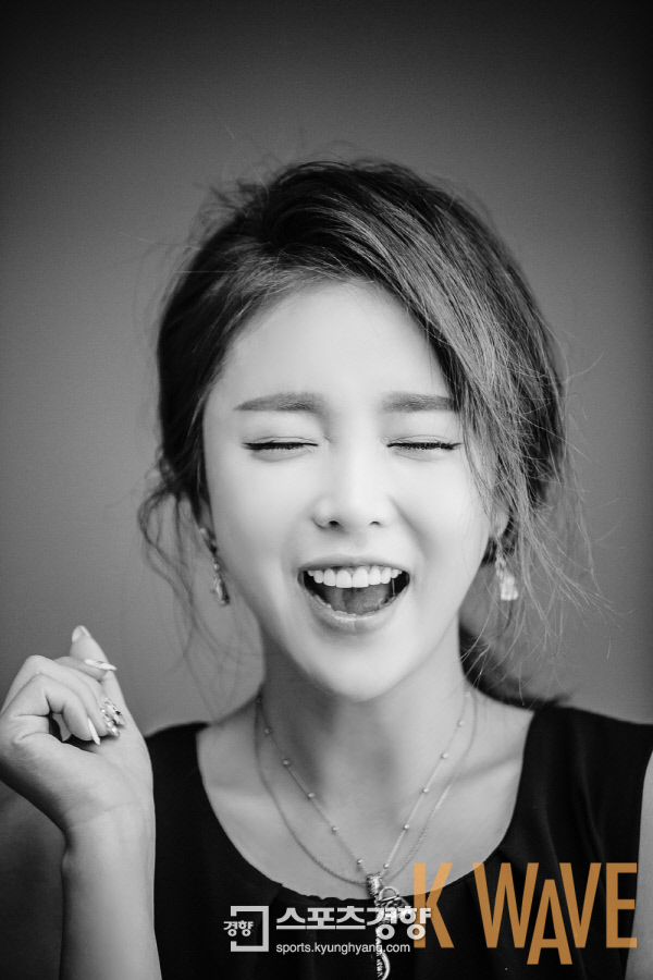 가수 홍진영 화보. 사진 케이웨이브